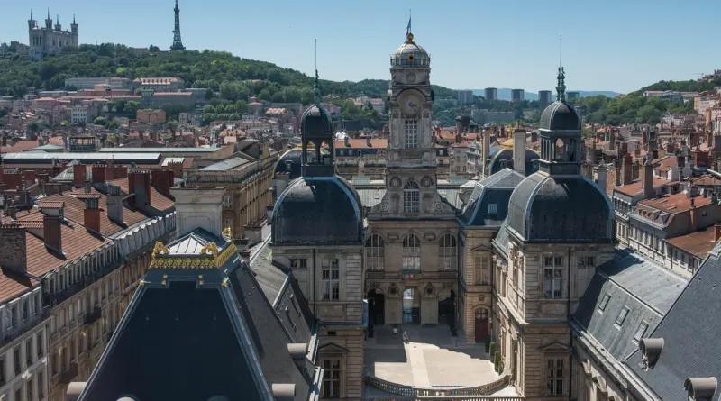 Rassemblement devant la mairie de Lyon contre les expulsions de jeunes migrants